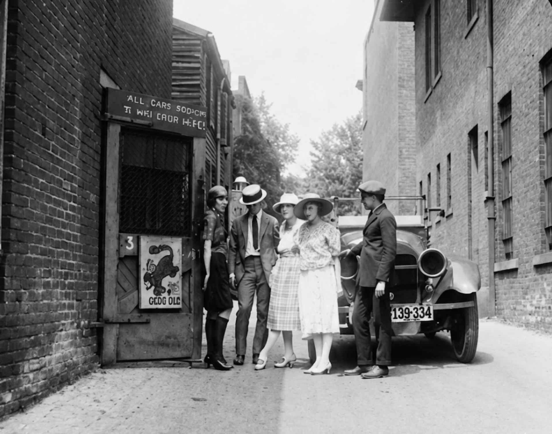 1920年代のスピークイージー — 裏路地の入口